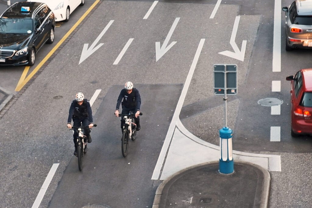 Die schnelle Stadtpolizei im Sattel: The fast city police in the saddle